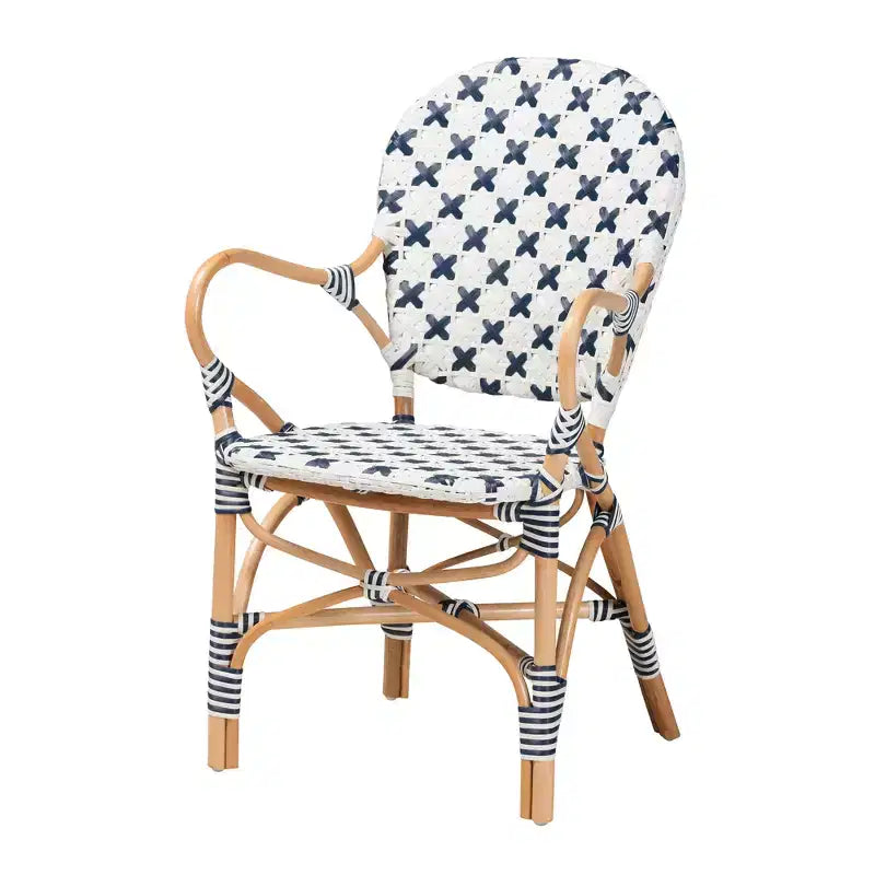 Chaise de bistrot Bryson en rotin naturel et tissage bleu et blanc de style français moderne