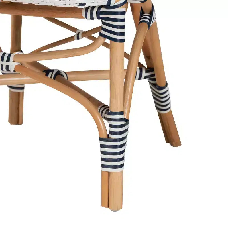 Chaise de bistrot Bryson en rotin naturel et tissage bleu et blanc de style français moderne