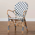 Chaise de bistrot Bryson en rotin naturel et tissage bleu et blanc de style français moderne