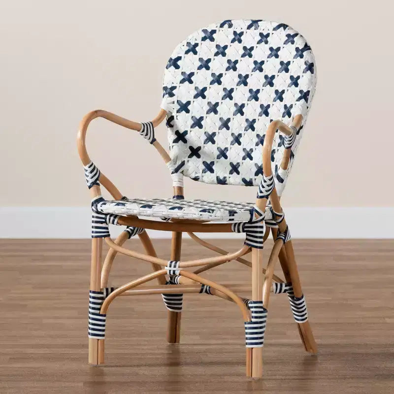 Chaise de bistrot Bryson en rotin naturel et tissage bleu et blanc de style français moderne