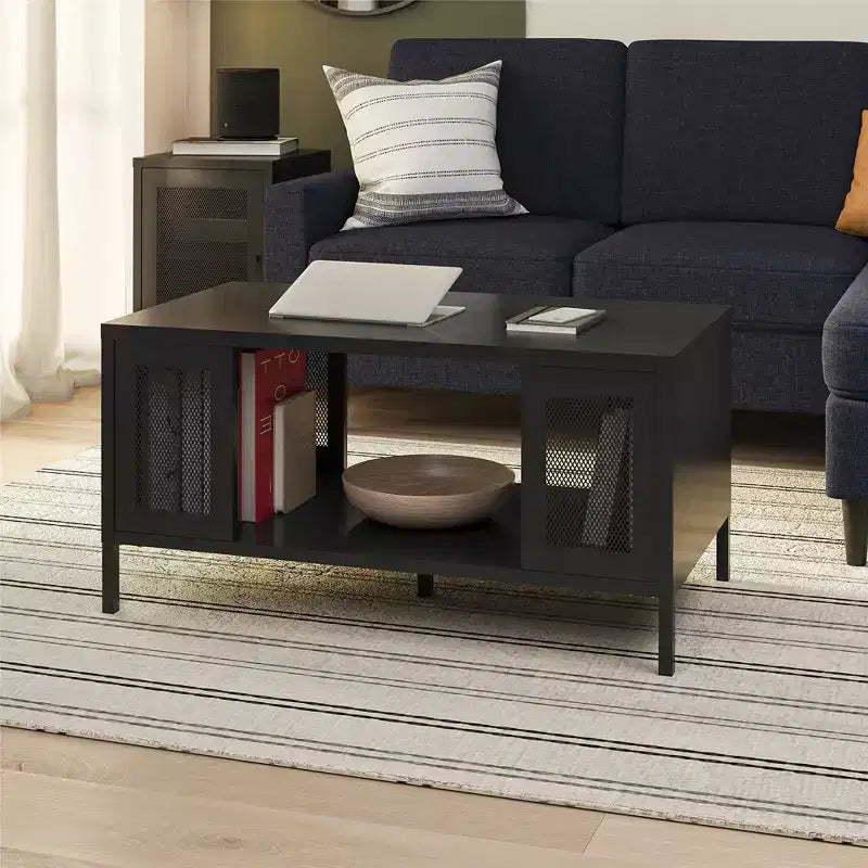 Table basse Shadwick en métal avec des accents de treillis métallique perforé