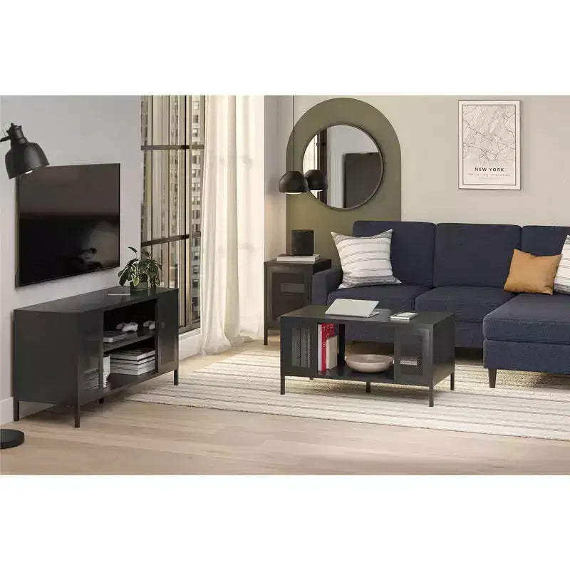 Table basse Shadwick en métal avec des accents de treillis métallique perforé