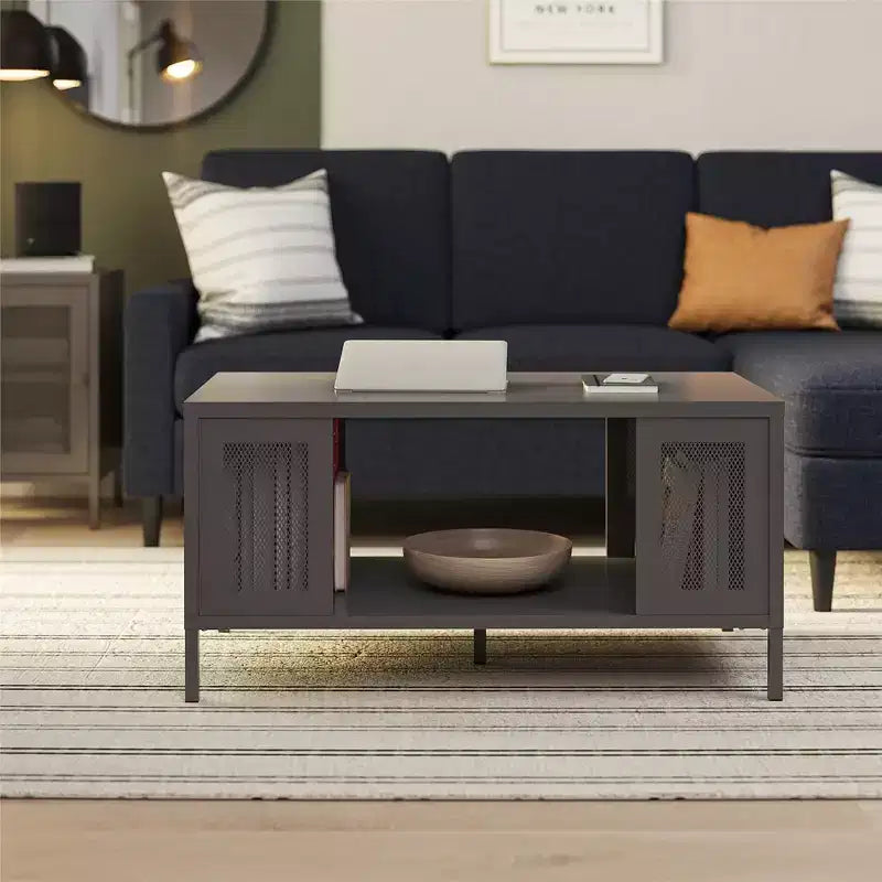 Table basse Shadwick en métal avec des accents de treillis métallique perforé