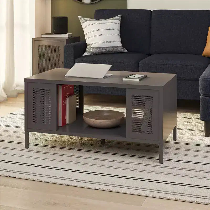 Table basse Shadwick en métal avec des accents de treillis métallique perforé