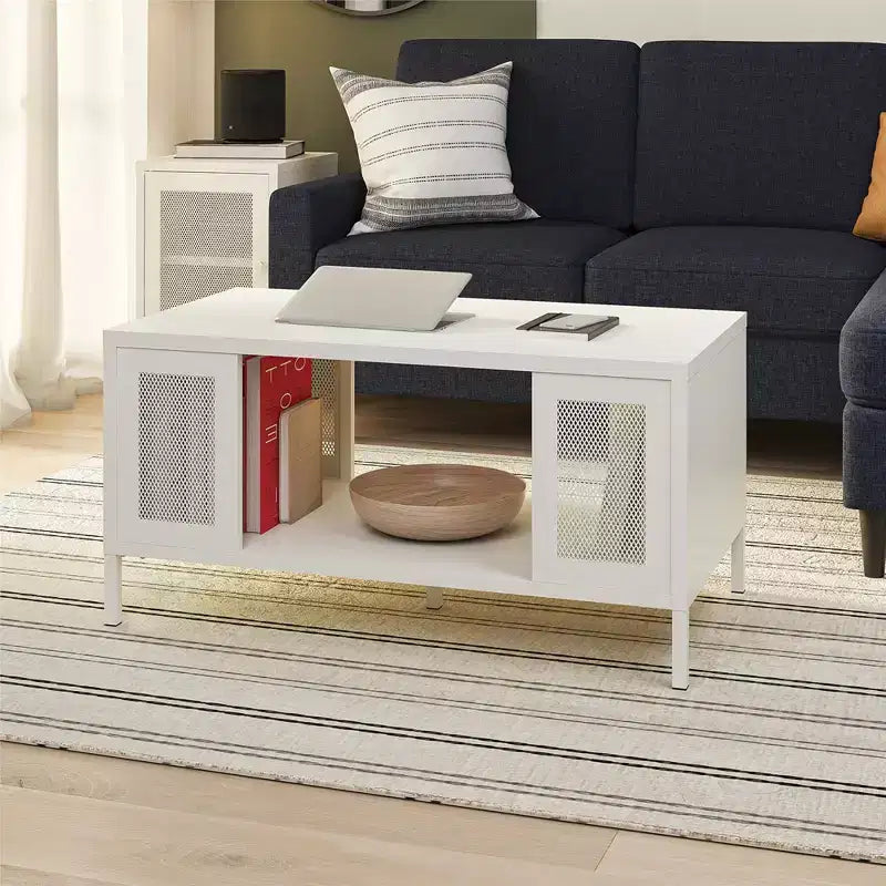 Table basse Shadwick en métal avec des accents de treillis métallique perforé