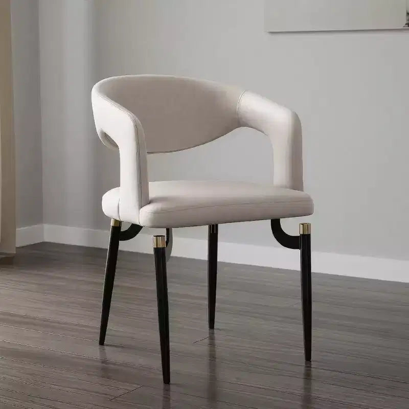 Chaise de salle à manger moderne Entice, assise en cuir rembourré avec dossier ouvert incurvé et pieds en métal, cuisine moderne, salle à manger, maison, sièges de café