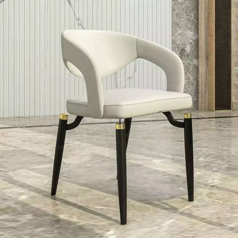Chaise de salle à manger moderne Entice, assise en cuir rembourré avec dossier ouvert incurvé et pieds en métal, cuisine moderne, salle à manger, maison, sièges de café