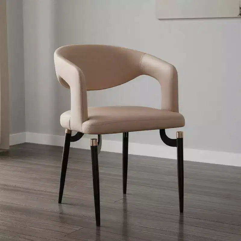 Chaise de salle à manger moderne Entice, assise en cuir rembourré avec dossier ouvert incurvé et pieds en métal, cuisine moderne, salle à manger, maison, sièges de café