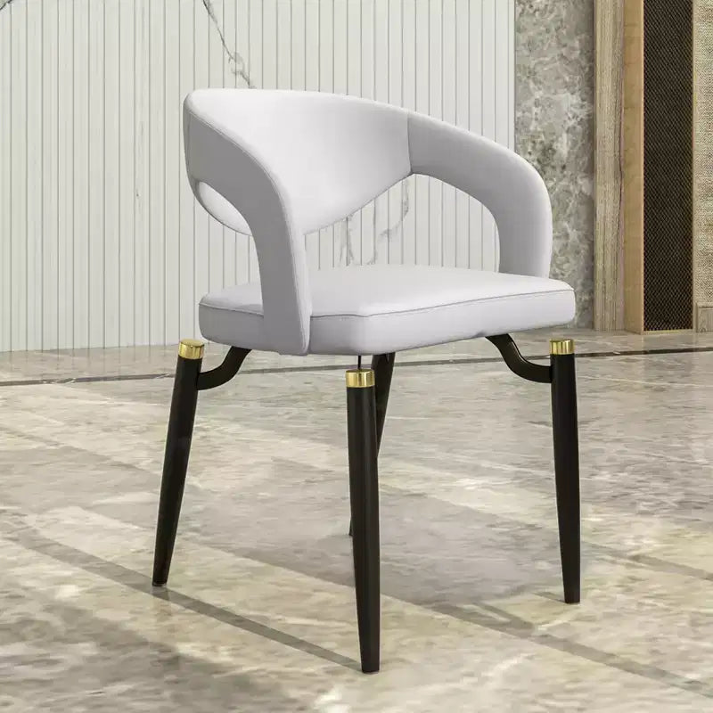 Chaise de salle à manger moderne Entice, assise en cuir rembourré avec dossier ouvert incurvé et pieds en métal, cuisine moderne, salle à manger, maison, sièges de café