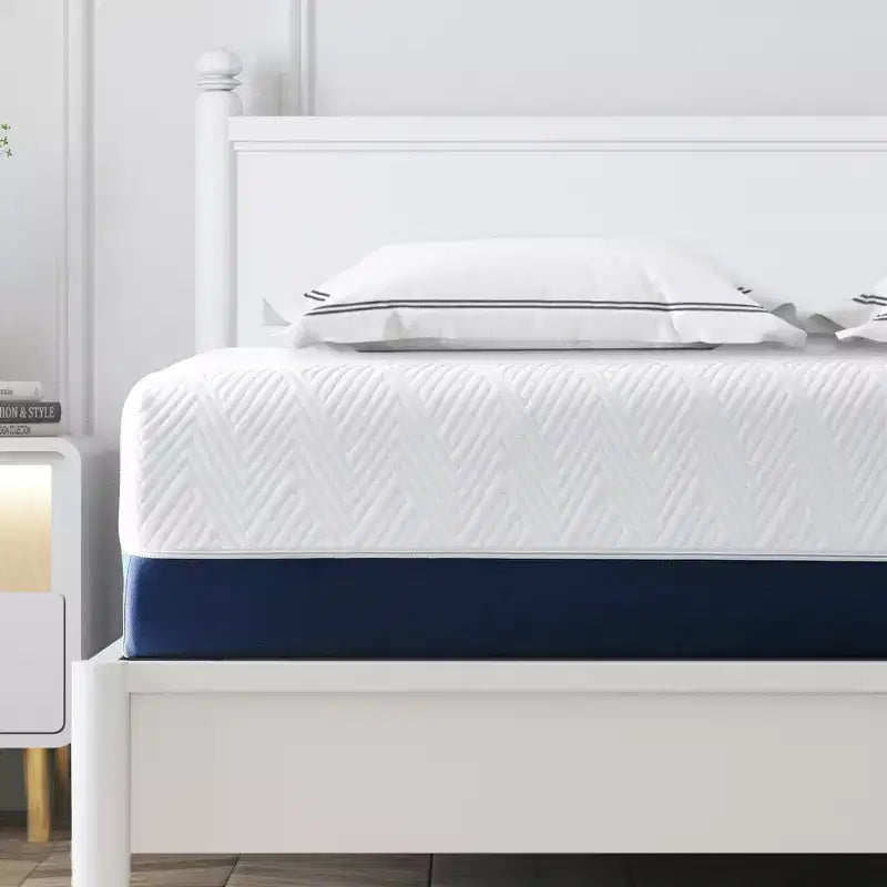 Matelas en mousse à mémoire de forme de 14 pouces en boîte pour un sommeil plus frais, offrant soutien et soulagement de la pression.